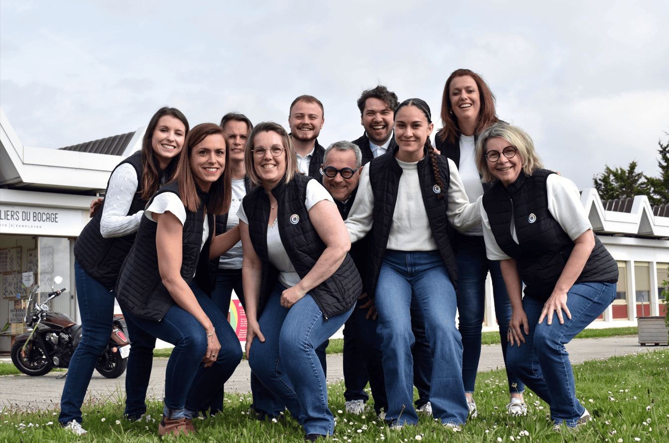 L'équipe IT Sourcing des Ateliers du Bocage, devant le batiment de la Boujalière. Une team numérique responsable.