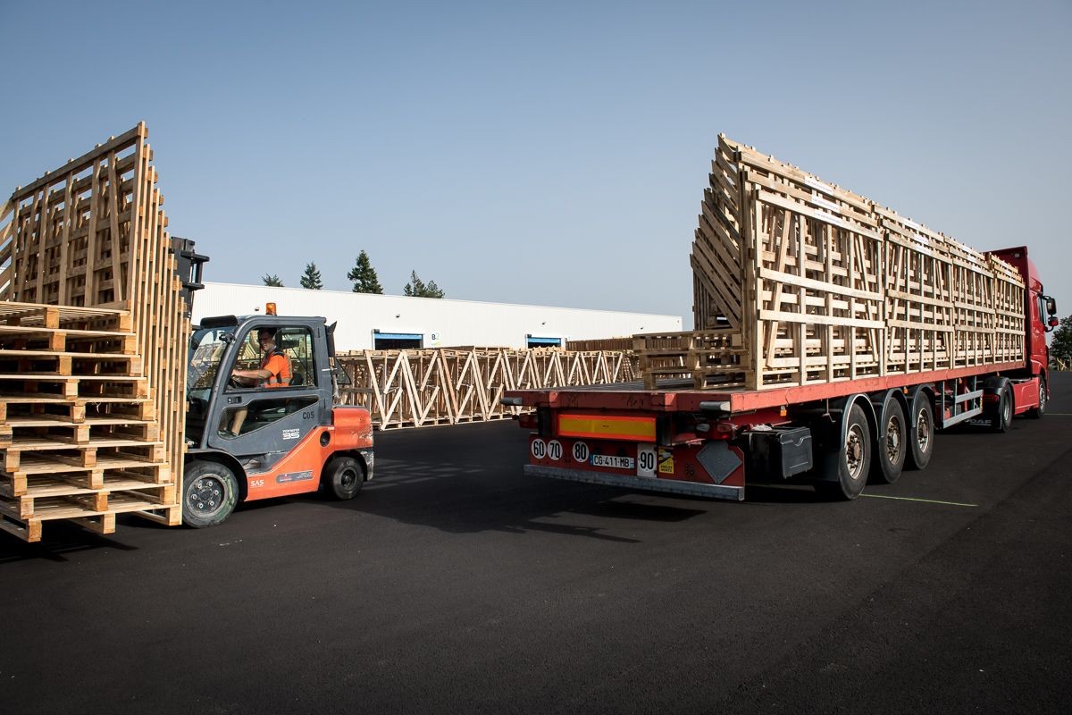 Jean-Marie Deroch , Cariste palettes aux Ateliers du Bocage, chargement de camion de palettes neuves sur mesure